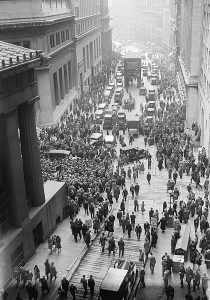 Aerial photograph of crowds of people and vehicles gathering outside the Stock Exchange after the crash