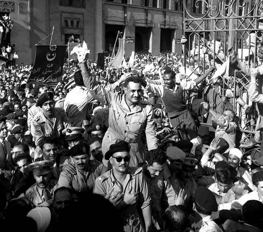 Nasser held on the shoulders of a large crowd in the street