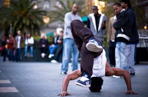 A street dancer performimng a freeze.