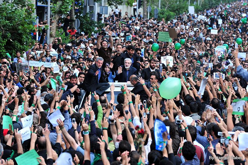 800px-6th_Day_-_Mousavi_inside_the_Crowd