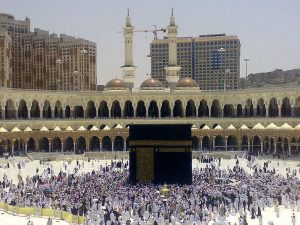 Photo of the Ka’aba with people